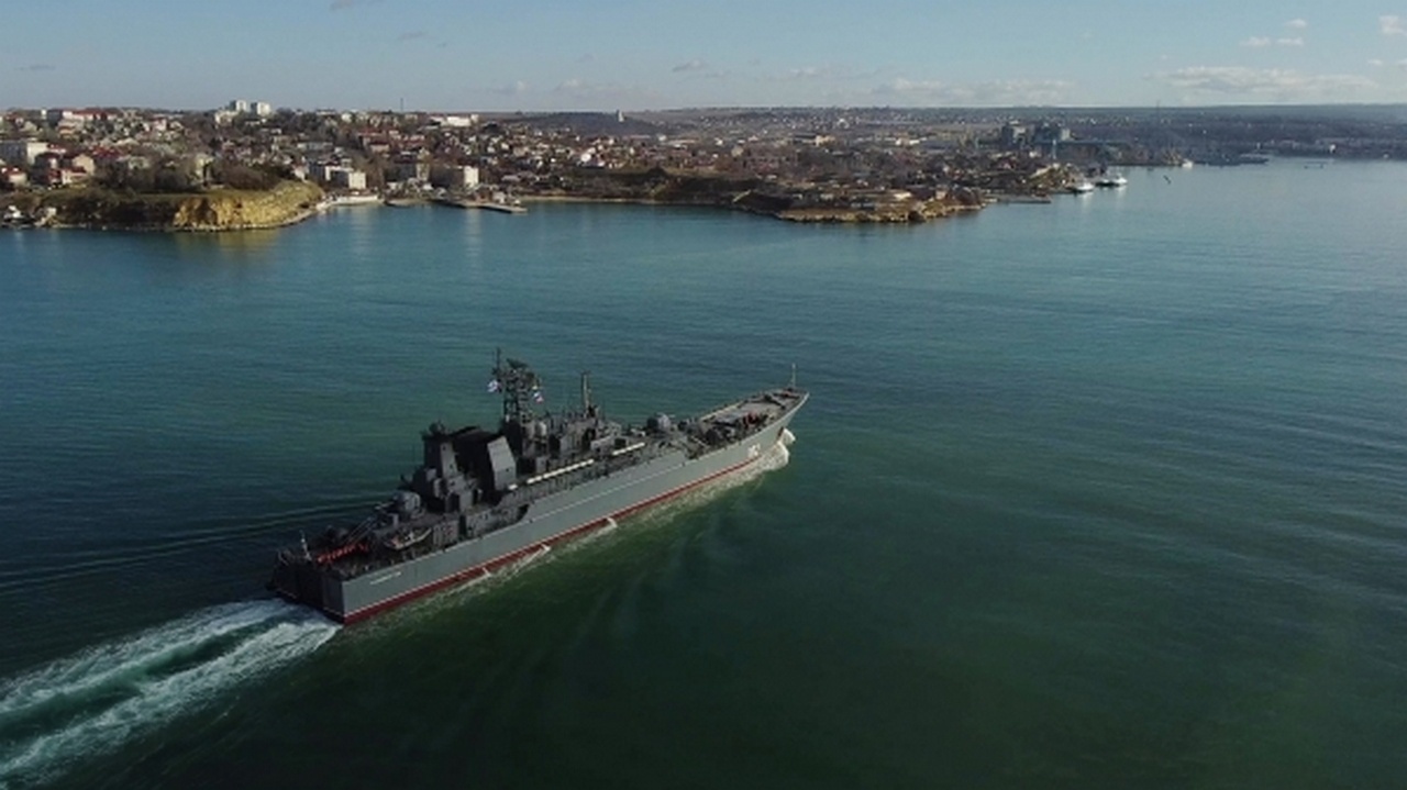 Большой десантный корабль «Калининград» (проект 775/II) в акватории Севастополя, 2022 г.