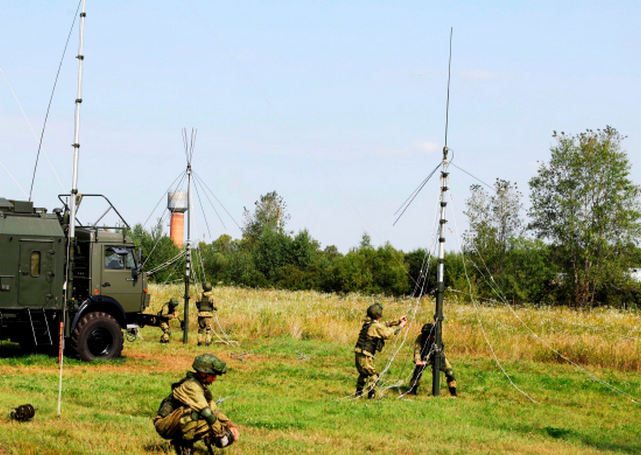 Военные связисты провели тренировку по организации высокозащищённой радиосвязи на полигоне в Амурской области.