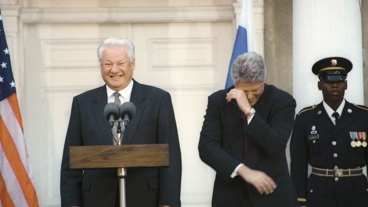 Фразу «Боже, храни Америку», произнесённую в прямом эфире, Борису Ельцину не простили большинство россиян.