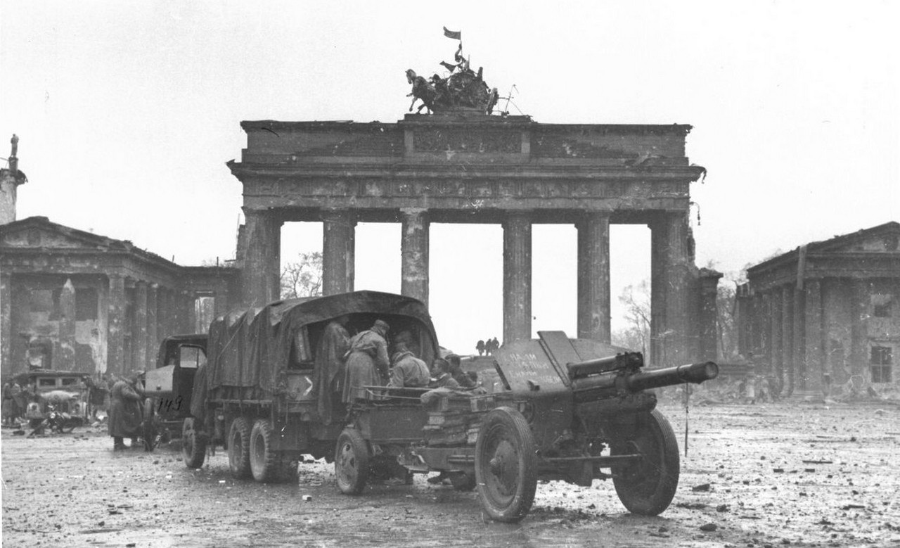 Советские грузовики с гаубицами М-30 перед Бранденбургским воротами, 1 мая 1945 г.