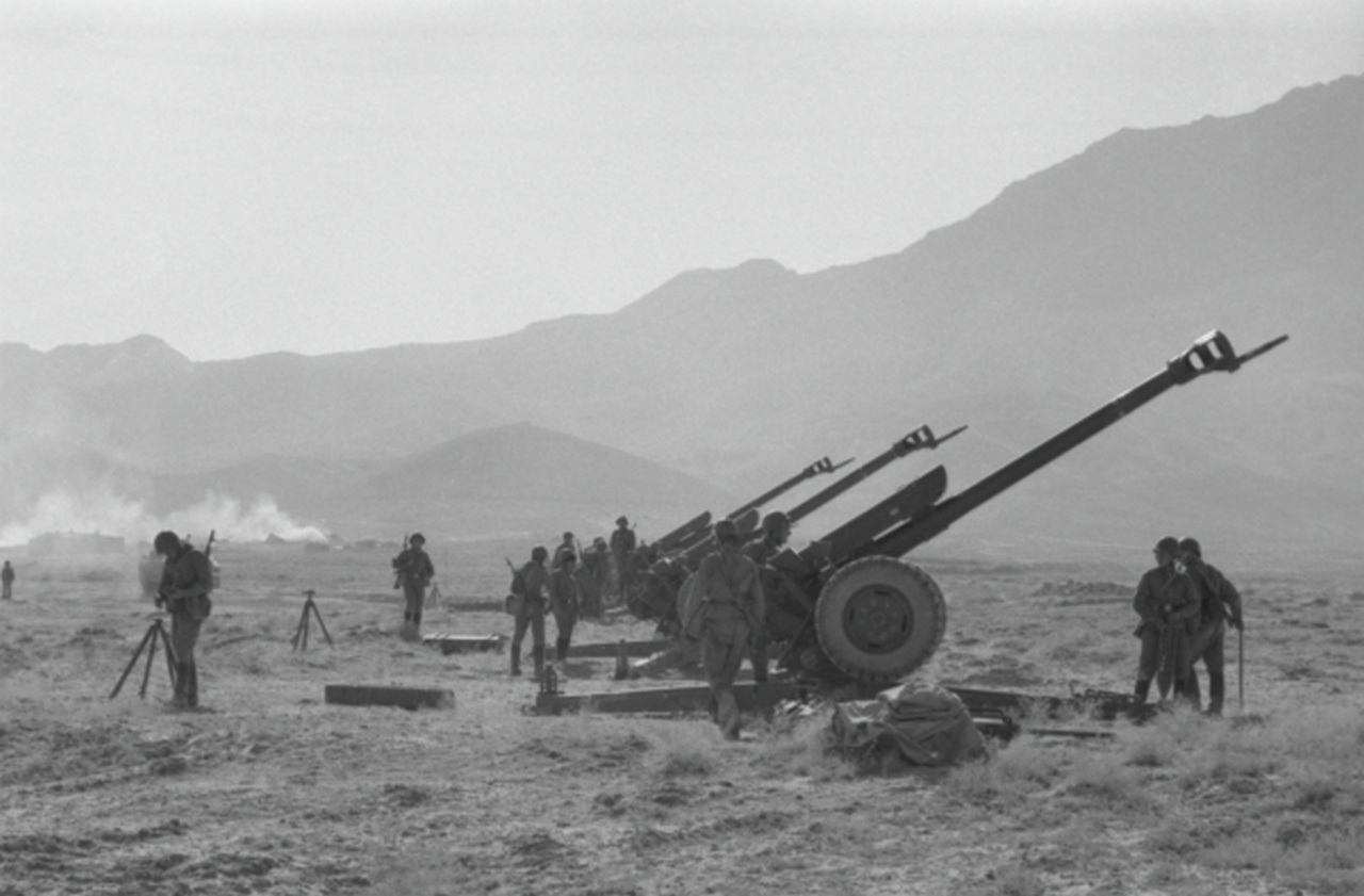 Батарея 122-мм гаубиц Д-30 ведёт огонь в Афганистане, 1988 г.