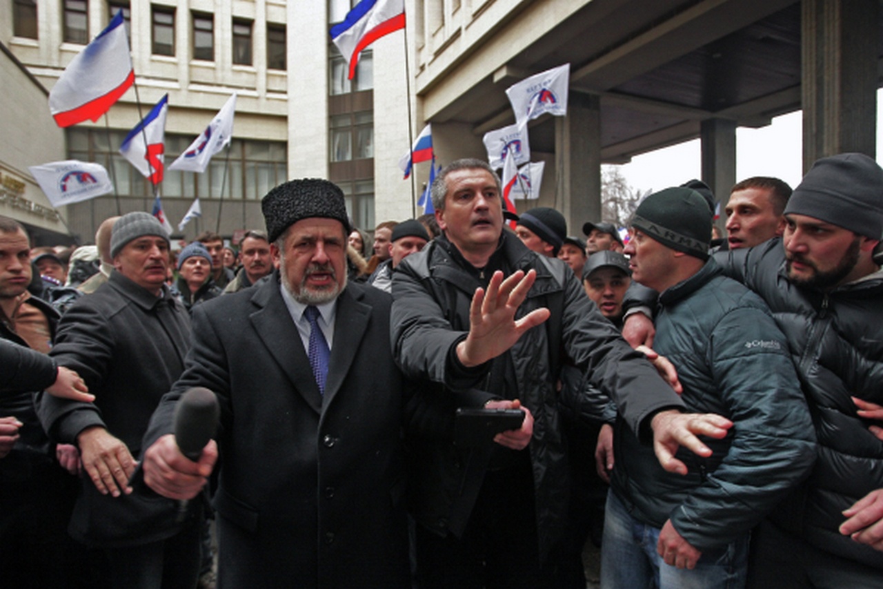 Рефат Чубаров и Сергей Аксёнов пытаются предотвратить столкновение у здания Верховного совета Крыма в Симферополе, 26 февраля 2014 г.