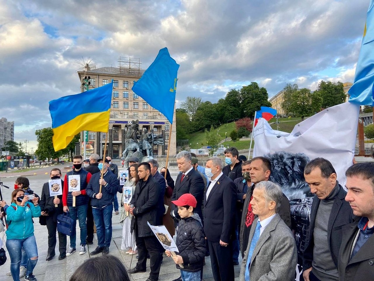 Мустафа Джемилев (третий справа) и Пётр Порошенко (в центре) на антироссийском митинге в Киеве, май 2020 г.