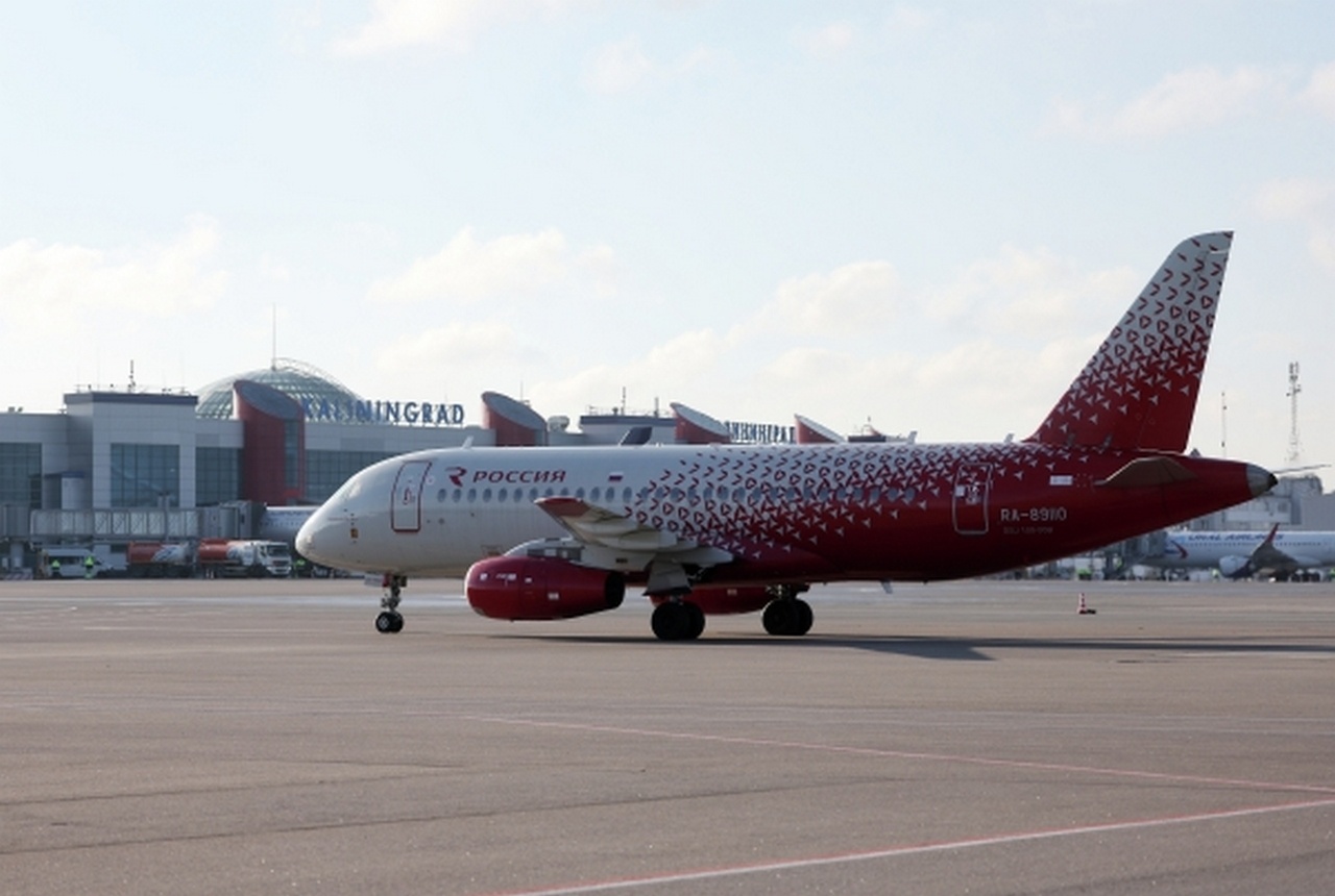 Самолёт SuperJet 100 авиакомпании «Россия» в международном аэропорту Храброво, Калининград.