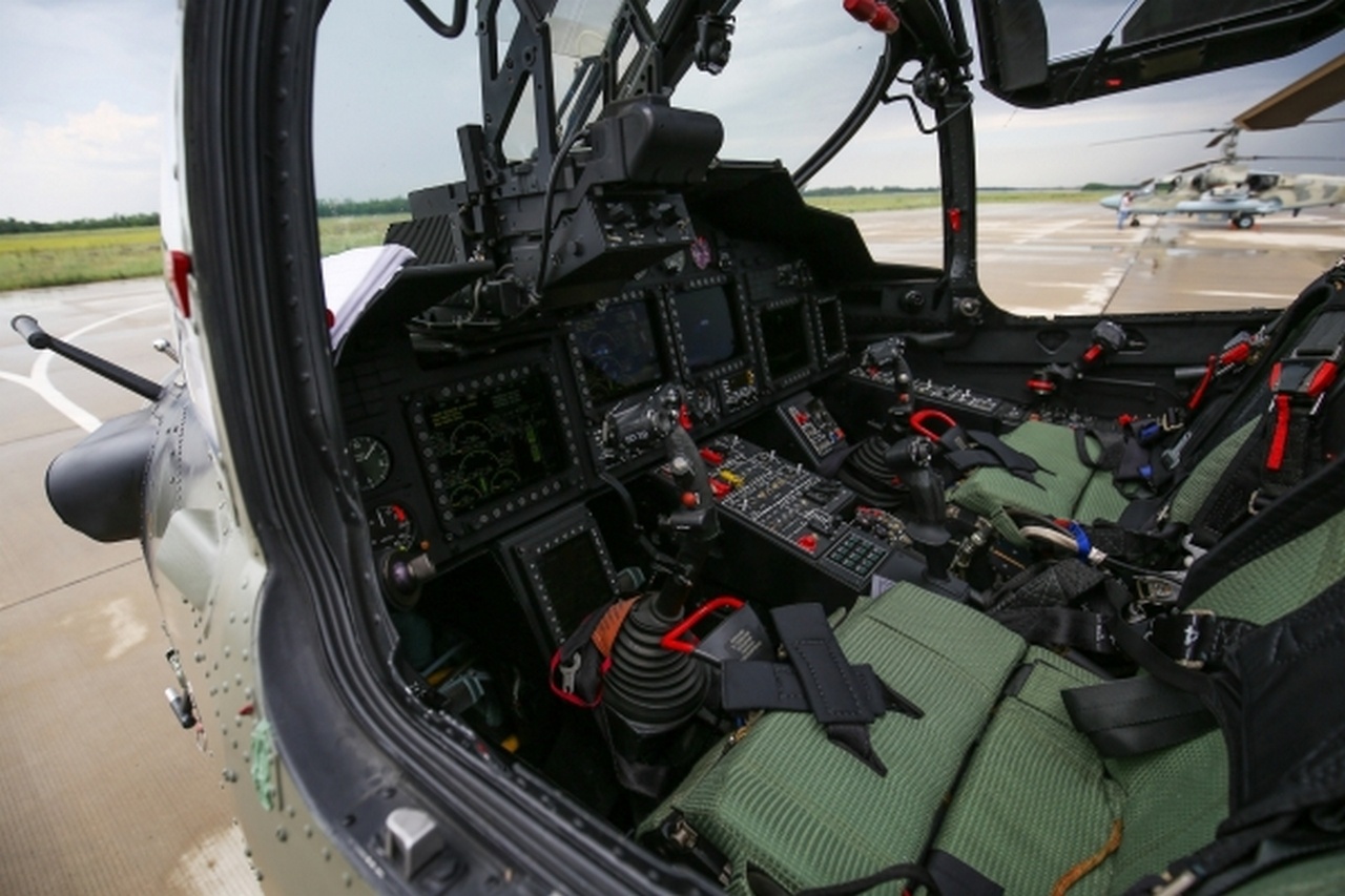 Кабина ударного вертолёта Ка-52 «Аллигатор».