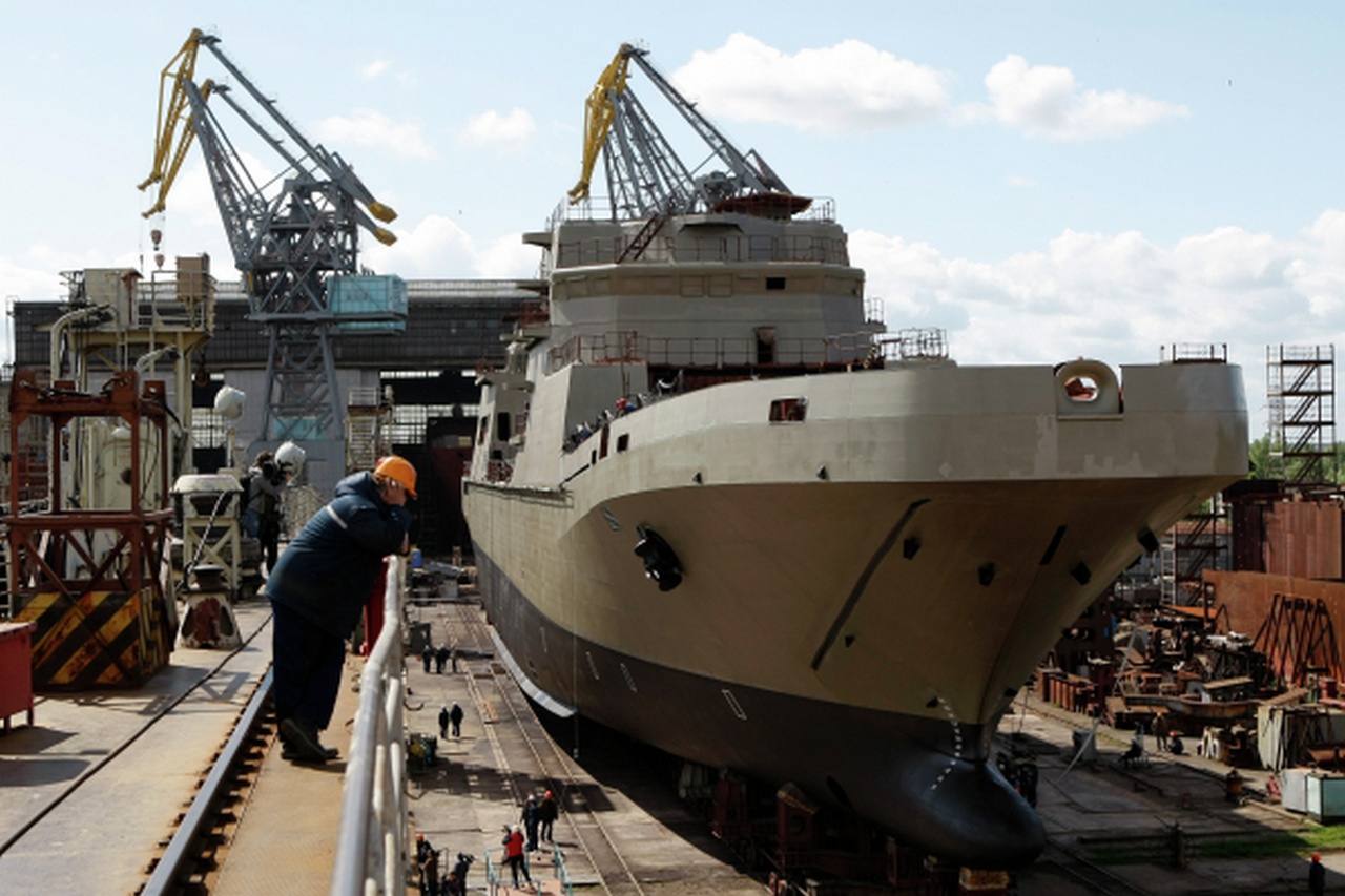 Большой десантный корабль «Иван Грен» на Прибалтийском судостроительном заводе «Янтарь» в Калининграде.