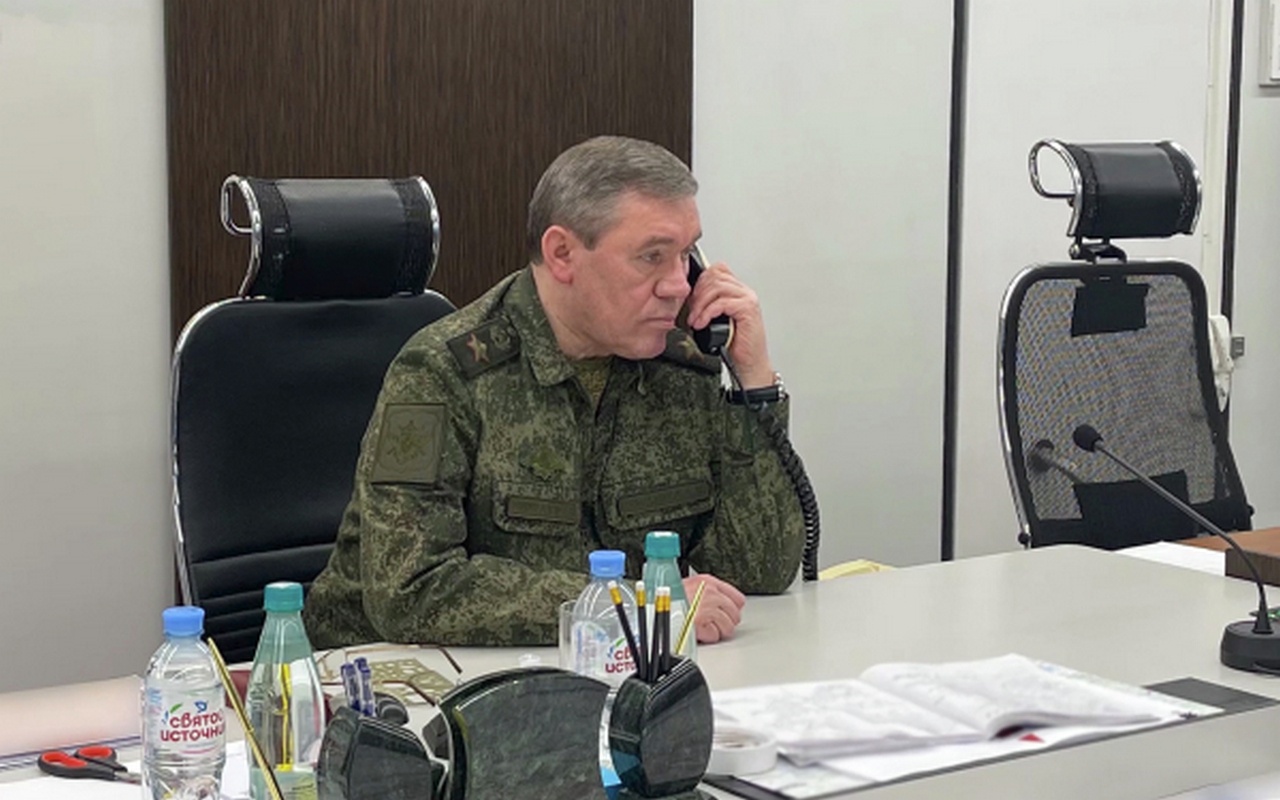 Начальник Генерального штаба Вооружённых сил РФ Герасимов ответит на звонок Залужного только при условии полной капитуляции.