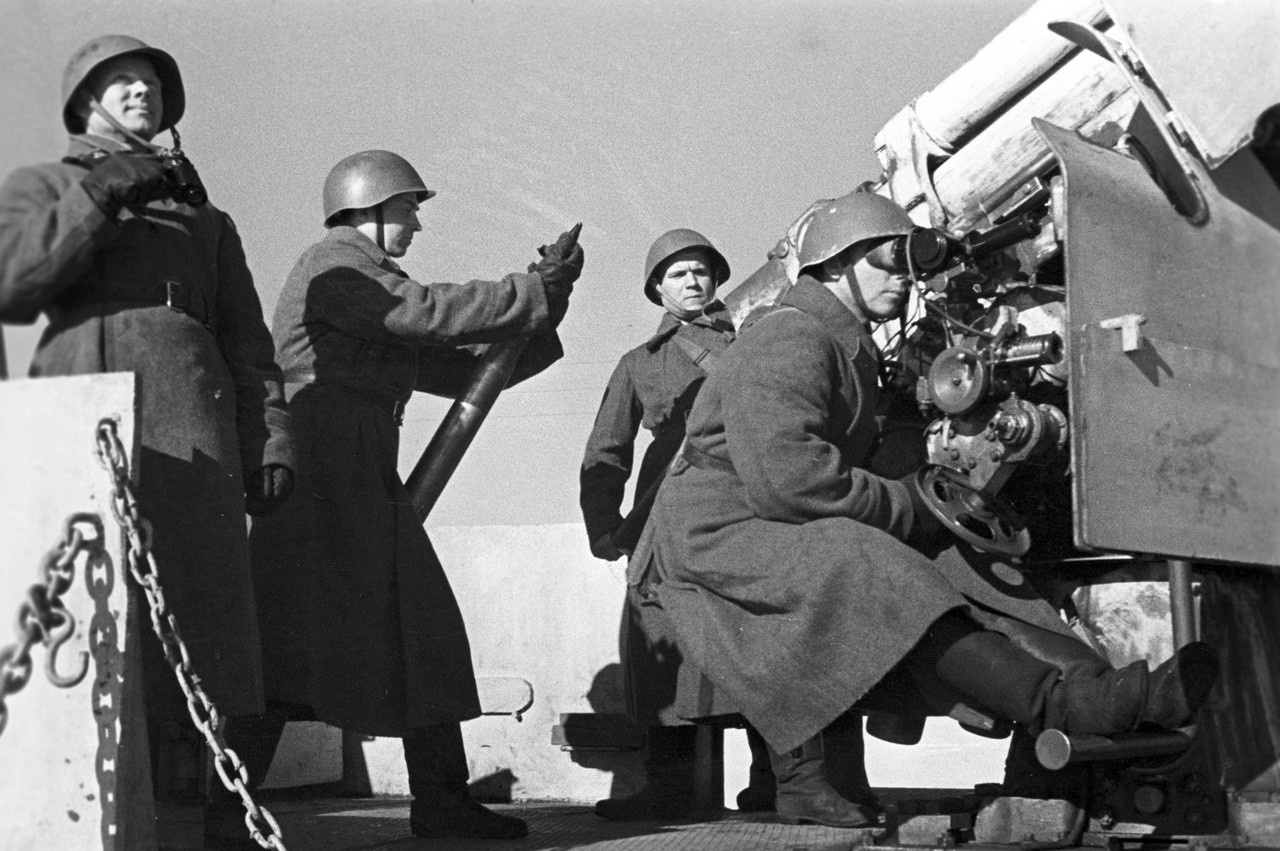 Расчёт 76-мм зенитного орудия советского бронепоезда готовится открыть огонь.