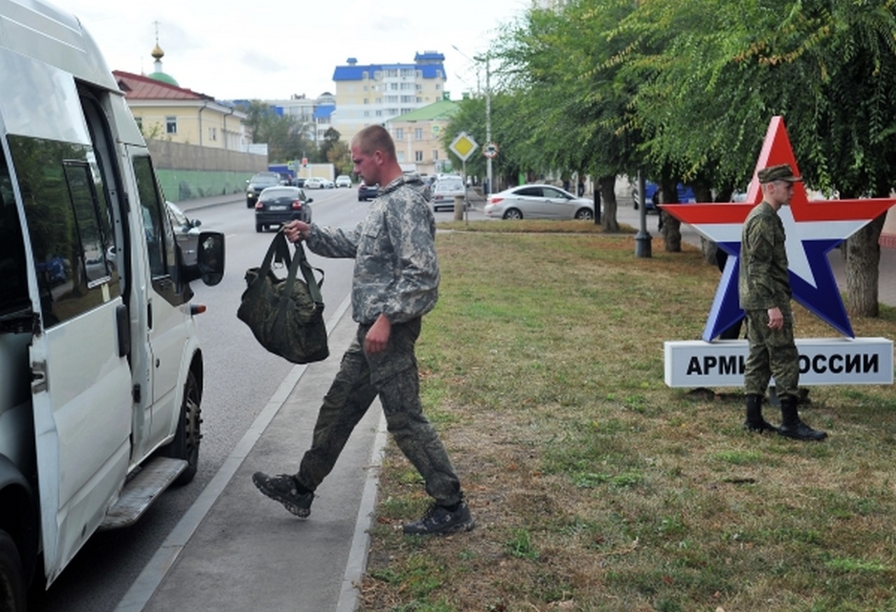 Отправка граждан от пункта отбора в Тамбове на контрактную военную службу.
