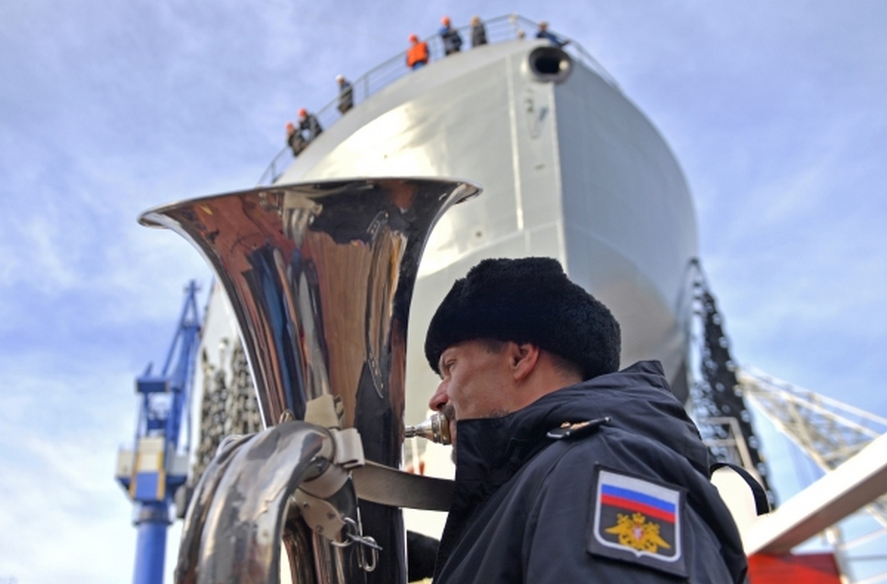 Во время торжественной церемонии спуска на воду патрульного корабля «Иван Папанин».