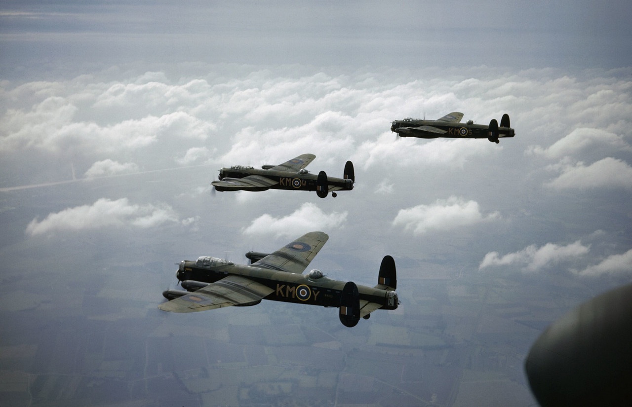 Британские бомбардировщики Авро «Ланкастер» в полёте.