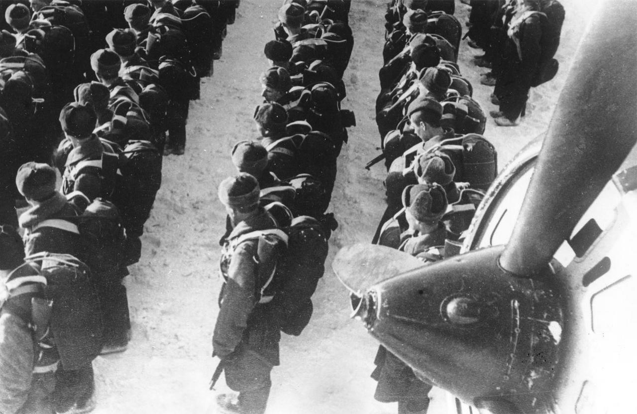 Десантники 8-й воздушно-десантной бригады перед посадкой в самолёт, январь-февраль 1942 г.