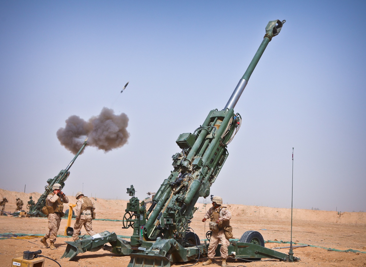 Морские пехотинцы США стреляют снарядом M982 Excalibur из гаубицы M777 во время учений.