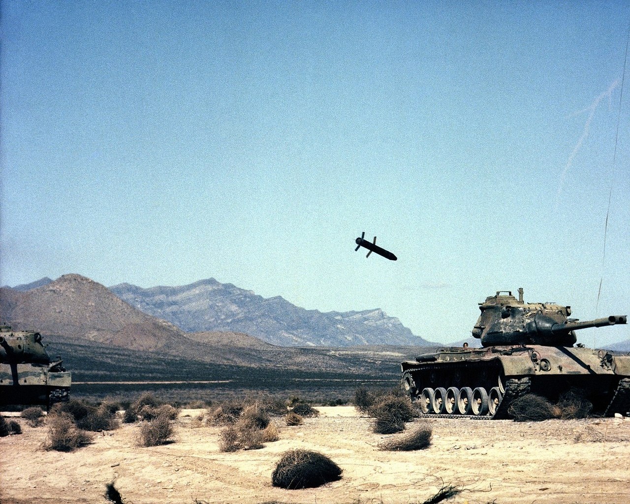 Подлёт снаряда M712 Copperhead к танку-мишени.
