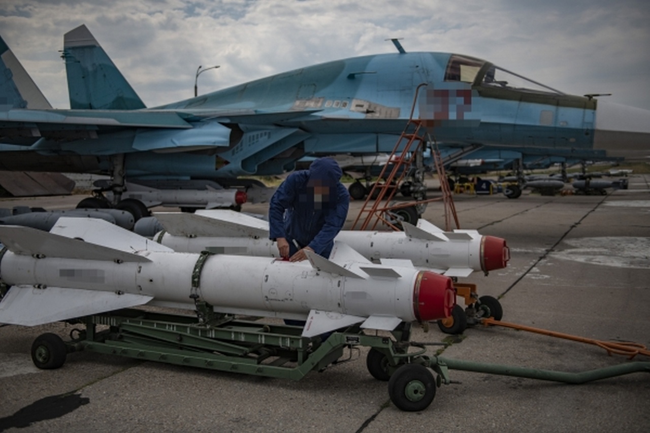 Подготовка к боевому вылету истребителя-бомбардировщика Су-34 на аэродроме в зоне проведения спецоперации.