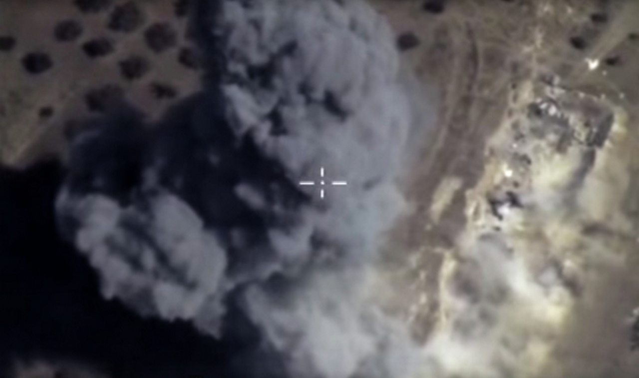 Бомбовый удар российских ВКС по укреплённому району террористов в Сирии.