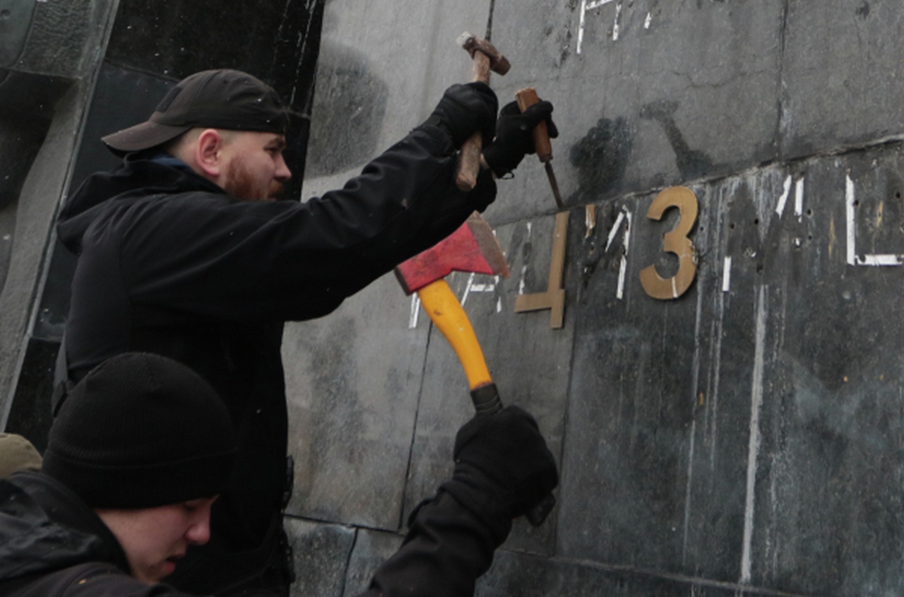 Украинские националисты сбивают надписи на Монументе Славы во Львове, февраль 2018 г.