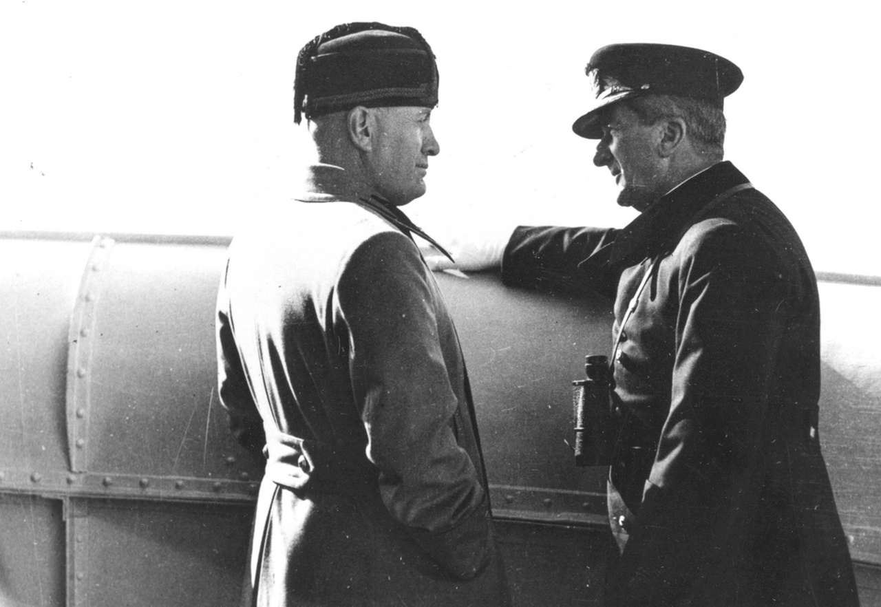 Регент Венгерского королевства Миклош Хорти и итальянский диктатор Бенито Муссолини (слева).