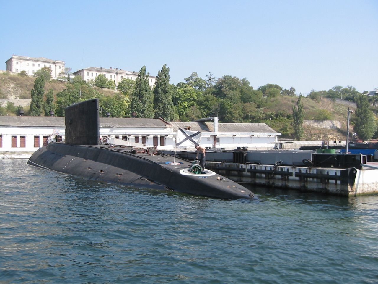 Подводная лодка проекта 877-В Б-871 «Алроса» в Южной бухте Севастополя.
