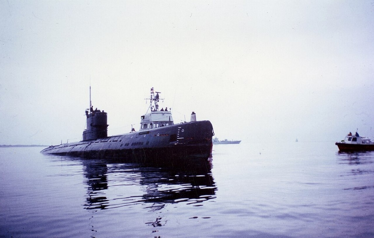 Советская подводная лодка С-363 на мели.
