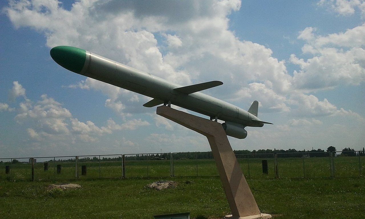 Ракета Х-55 в музее Харьковского авиационного завода.