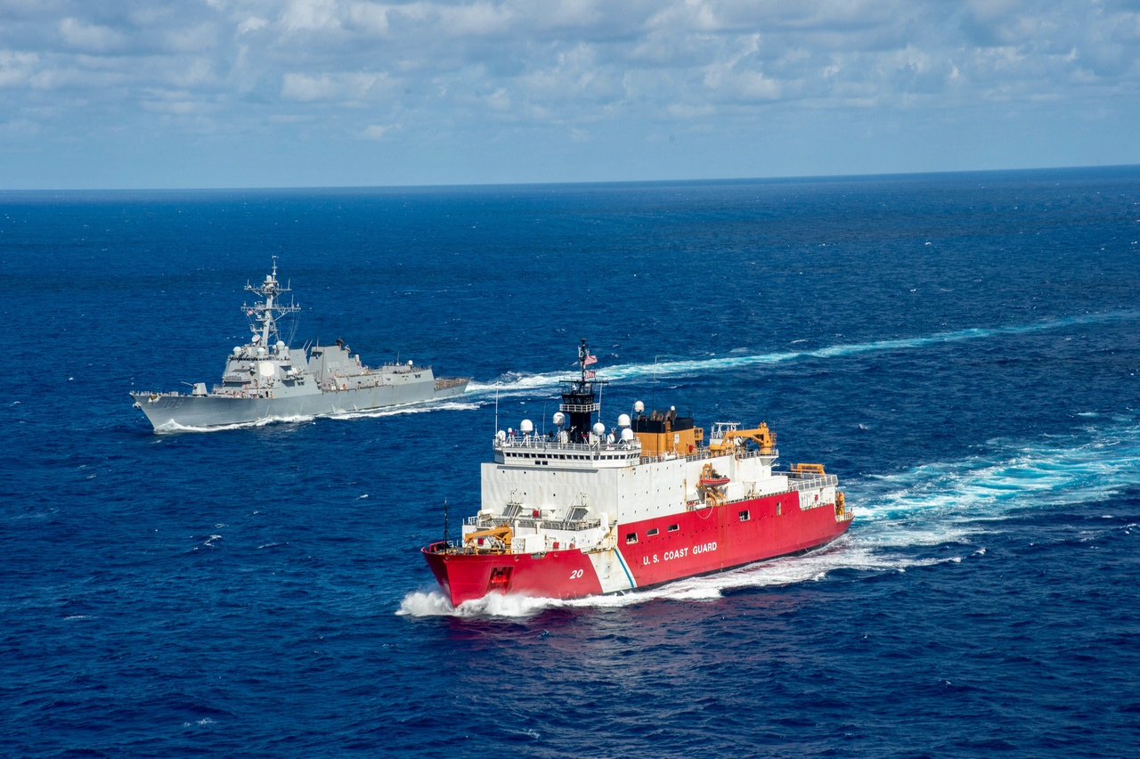 Ледокол береговой охраны США Healy и эсминец управляемых ракет Jason Dunham класса «Арли Бёрк» на учениях.