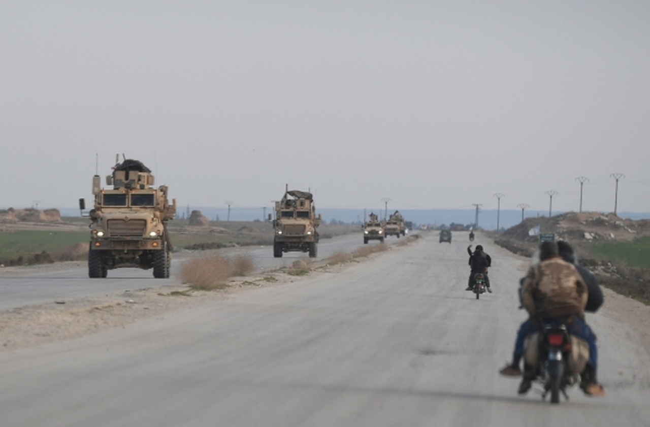 Военный патруль США на дороге в окрестностях города Хасеке, Сирия, январь 2020 г.