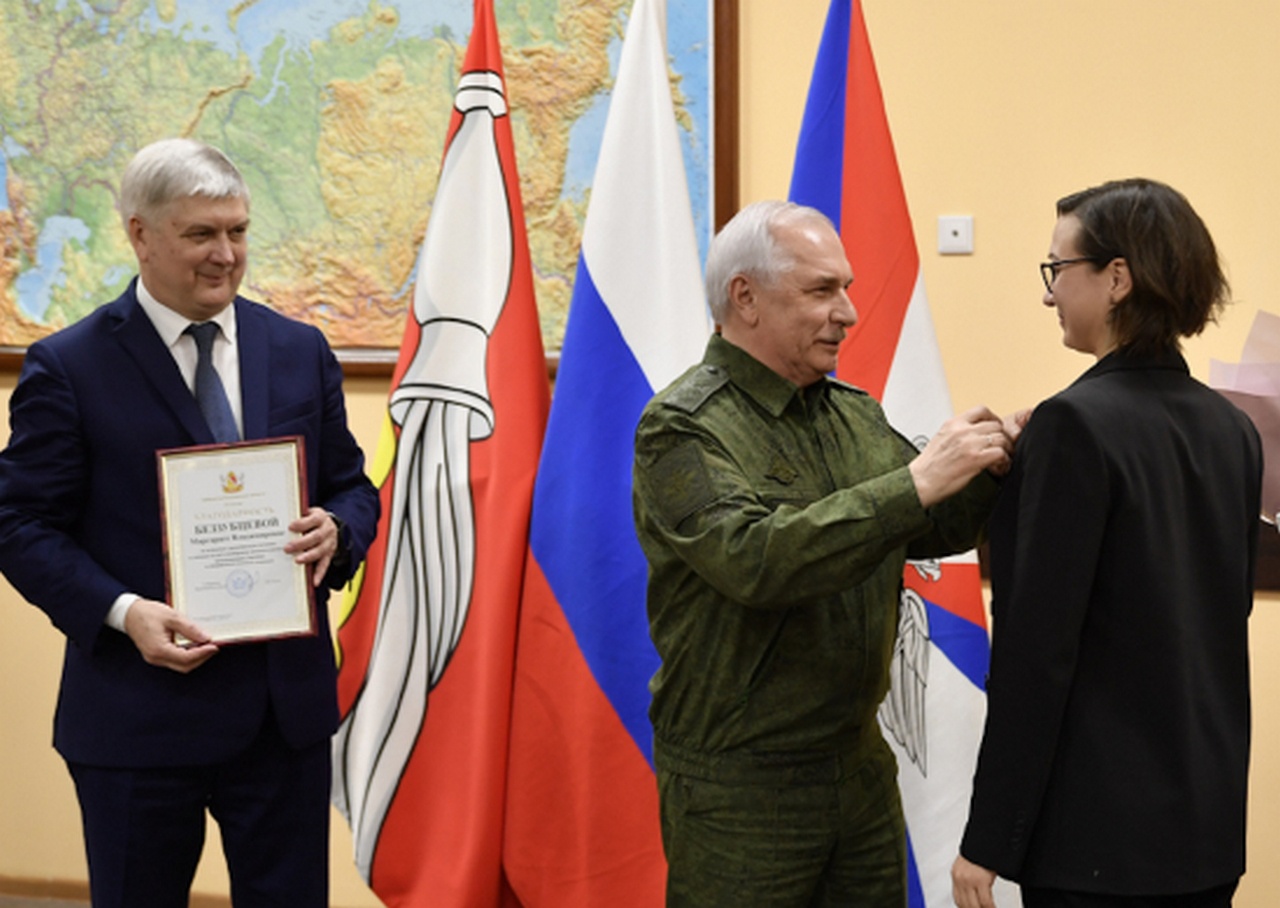 Замминистра обороны РФ Виктор Горемыкин наградил волонтёров и представителей общественных организаций в Воронеже.