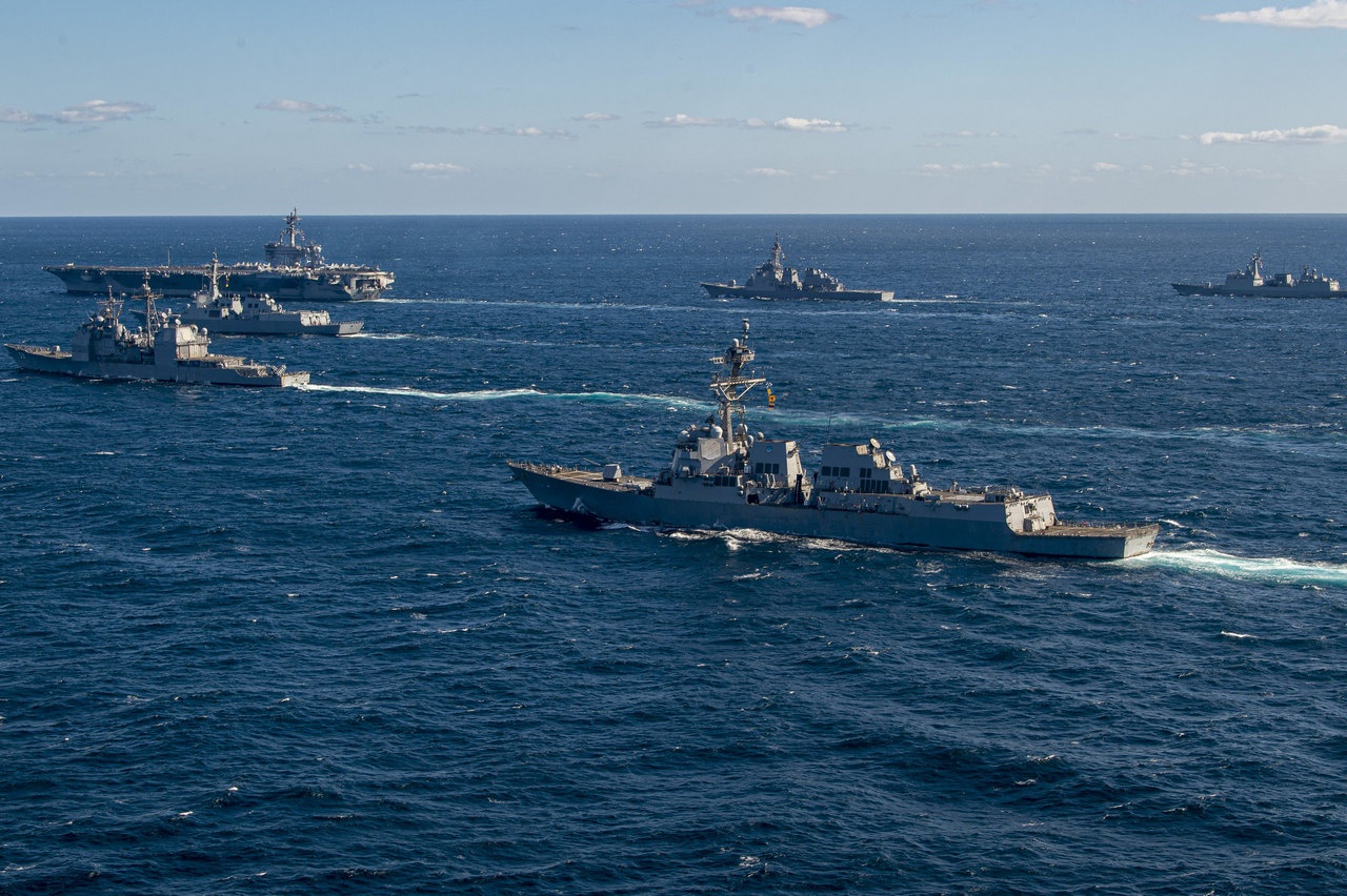 Совместные учения девяти военных кораблей трёх стран прошли у острова Чеджу, включая американский атомный авианосец Carl Vinson, январь 2024 г.
