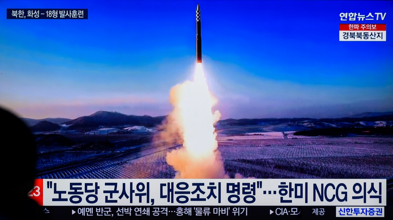 Южнокорейский новостной канал показывает запуск Северной Кореей твёрдотопливной межконтинентальной  баллистической ракеты «Хвасон-18», 19 декабря 2023 г.