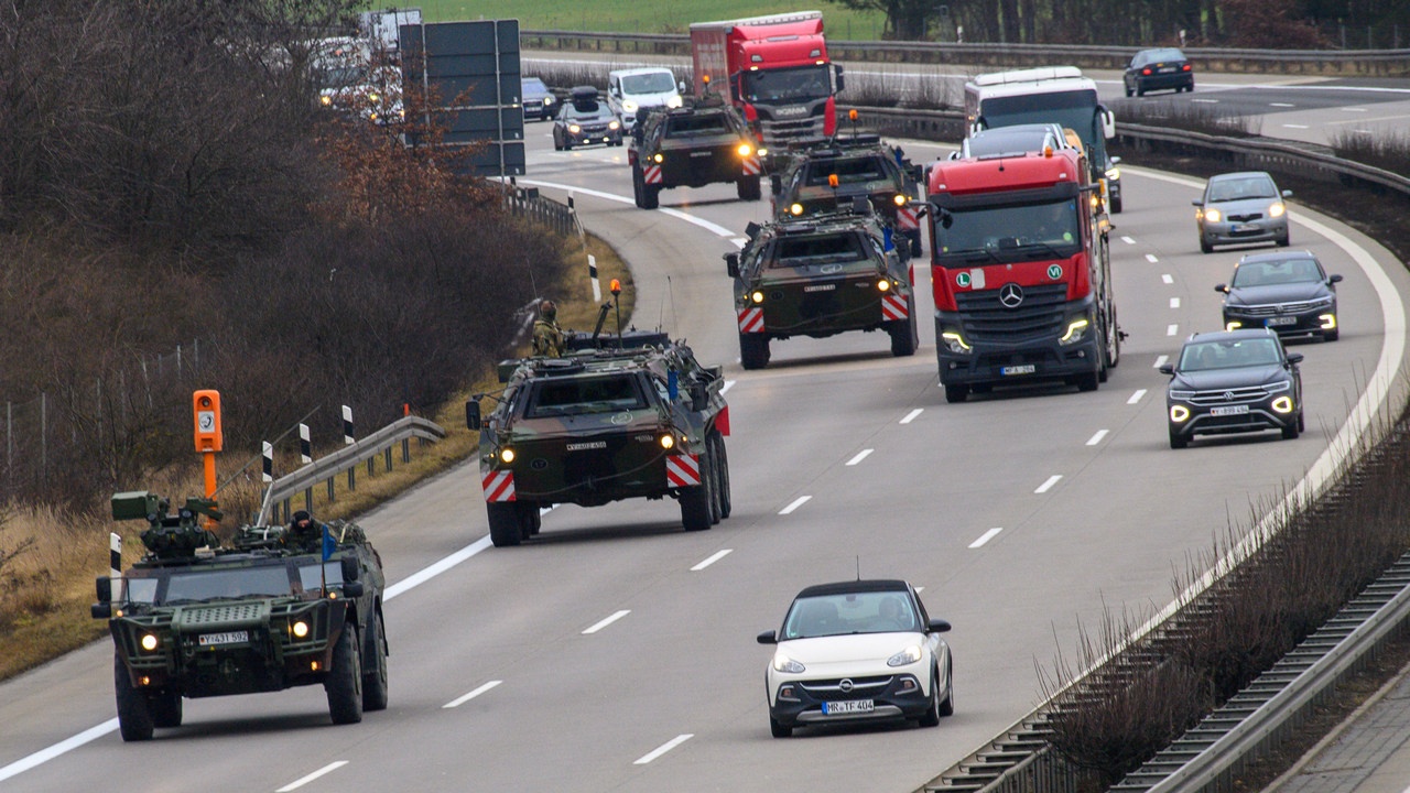 Почему Брюссель заторопился с «военным Шенгеном»?