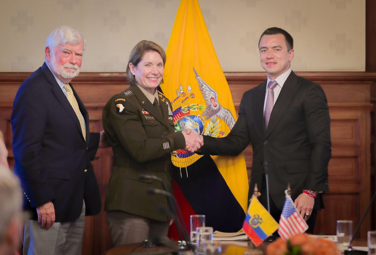 Сенатор Кристофер Додд, генерал Лора Ричардсон и президент Эквадора Даниэль Нобоа (слева направо), 27 января 2024 г.