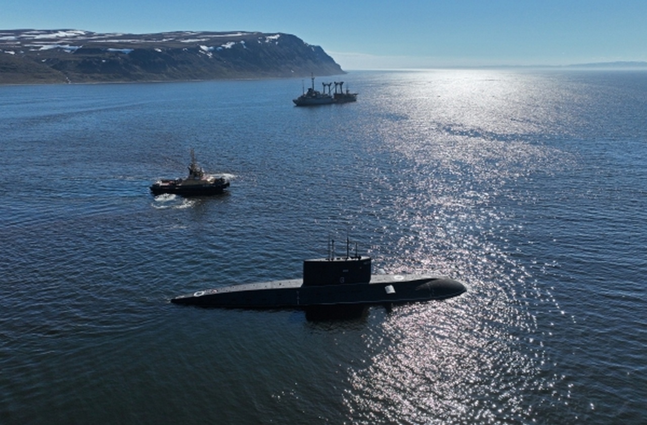 Большая океанская подводная лодка проекта 877 «Палтус» Б-800 «Калуга» на учениях Северного флота.