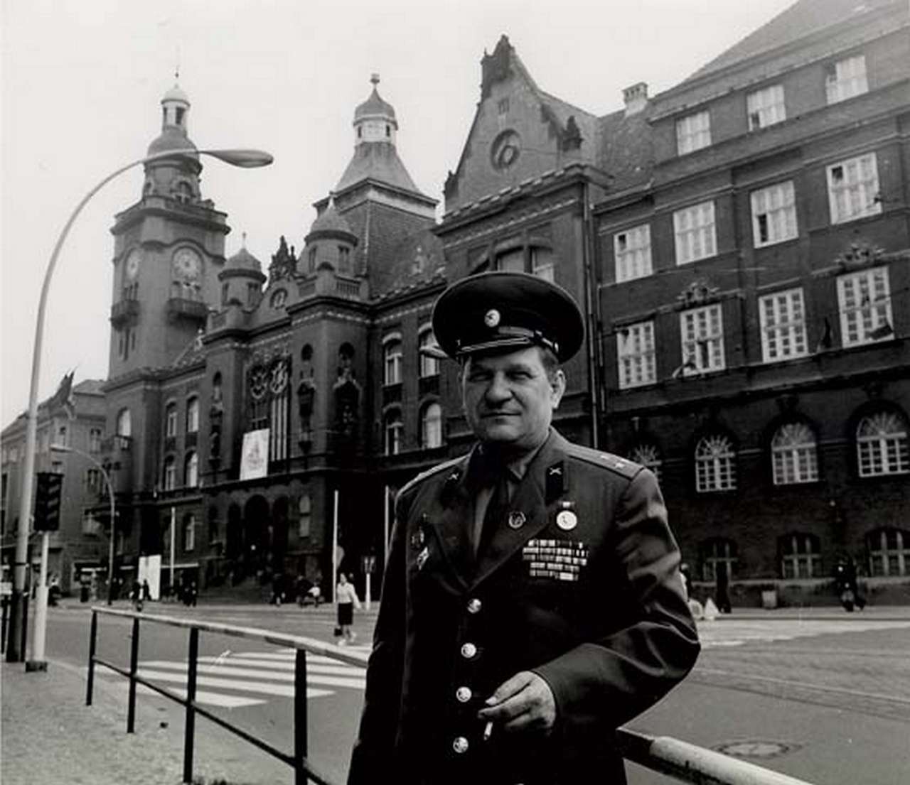 Полковник Александр Бессараб у ратуши, возле которой когда-то вёл бой. 6 мая 1975 года, Берлин.