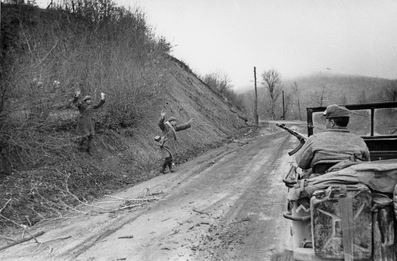 Румынские горные стрелки сдаются в плен советским войскам на дороге в Крыму, апрель 1944 г.
