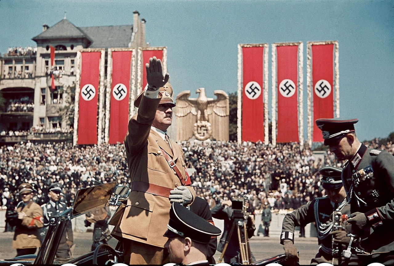 Гитлер приветствует военнослужащих легиона «Кондор» на параде в Берлине в честь своего 50-летия, апрель 1939 г.