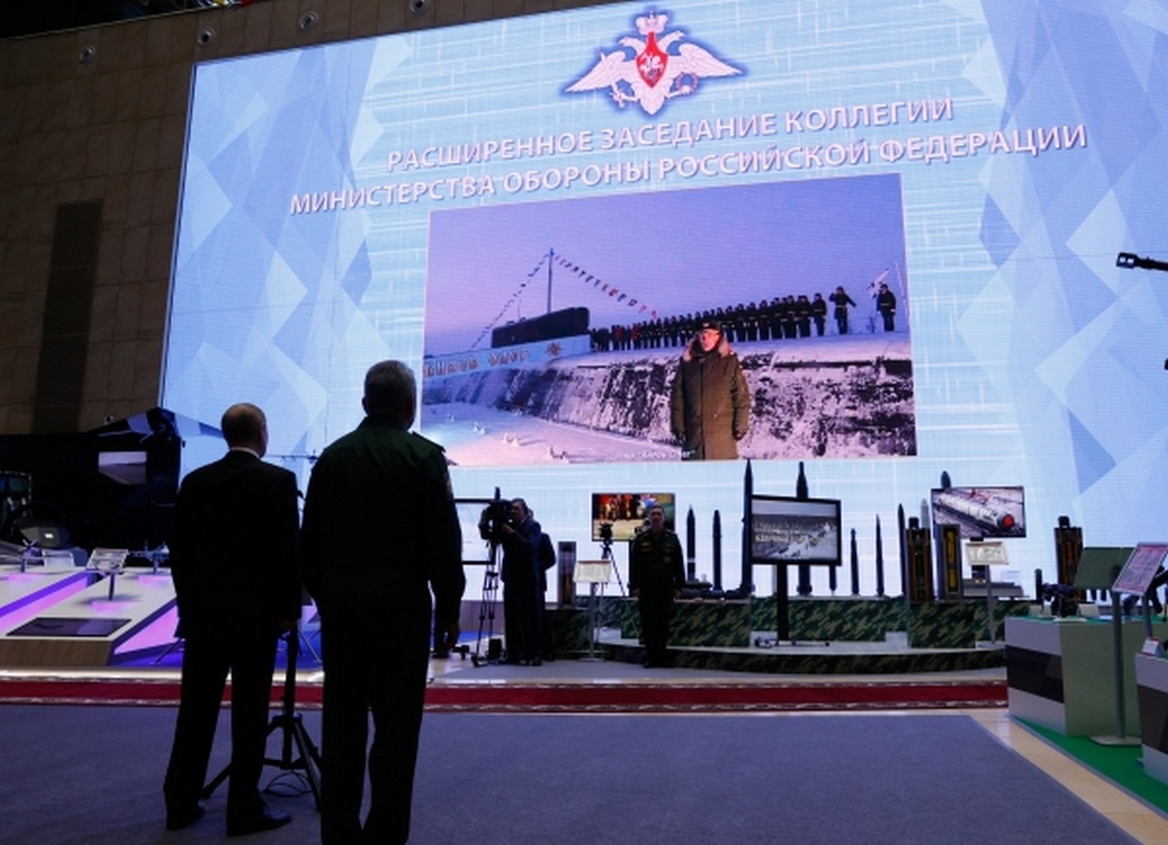 Владимир Путин даёт старт церемонии поднятия военно-морских флагов на новых атомных подводных крейсерах «Князь Олег» и «Новосибирск», 21 декабря 2021 г.