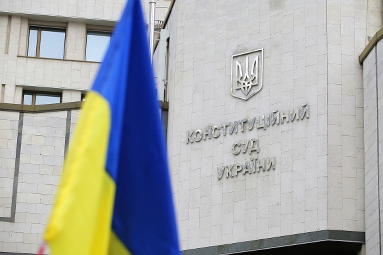 Под давлением западных кураторов партия Зеленского проголосовала за антикоррупционное законодательство, противоречащее конституции, что в октябре 2020 года и зафиксировал Конституционный суд Украины.