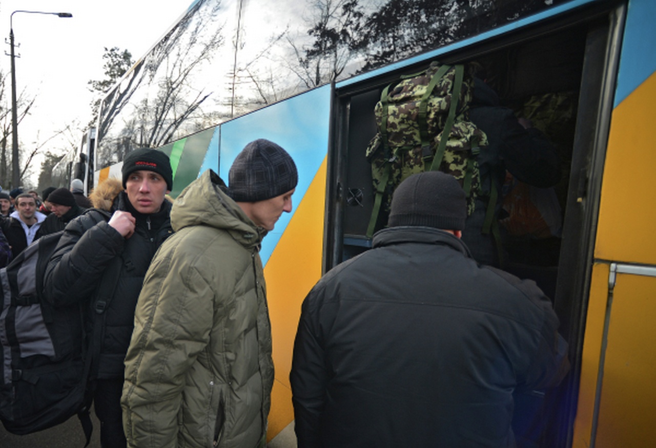 Мобилизованные в украинскую армию на одном из призывных пунктов в Киеве.