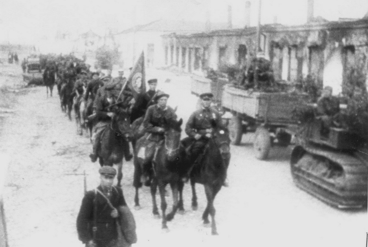 Партизаны бригады «Железняк» входят в освобождённый населённый пункт.
