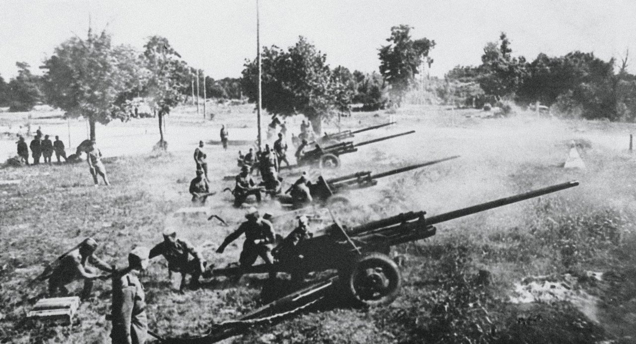 Батарея 57-мм орудий ЗиС-2 649-го истребительно-противотанкового артиллерийского полка ведёт огонь во время боёв за освобождение Белоруссии, июль 1944 г.