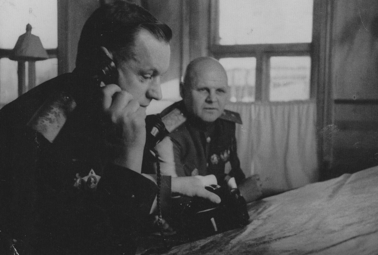 Генералы К.К. Рокоссовский и К.Ф. Телегин на командном пункте 1-го Белорусского фронта.