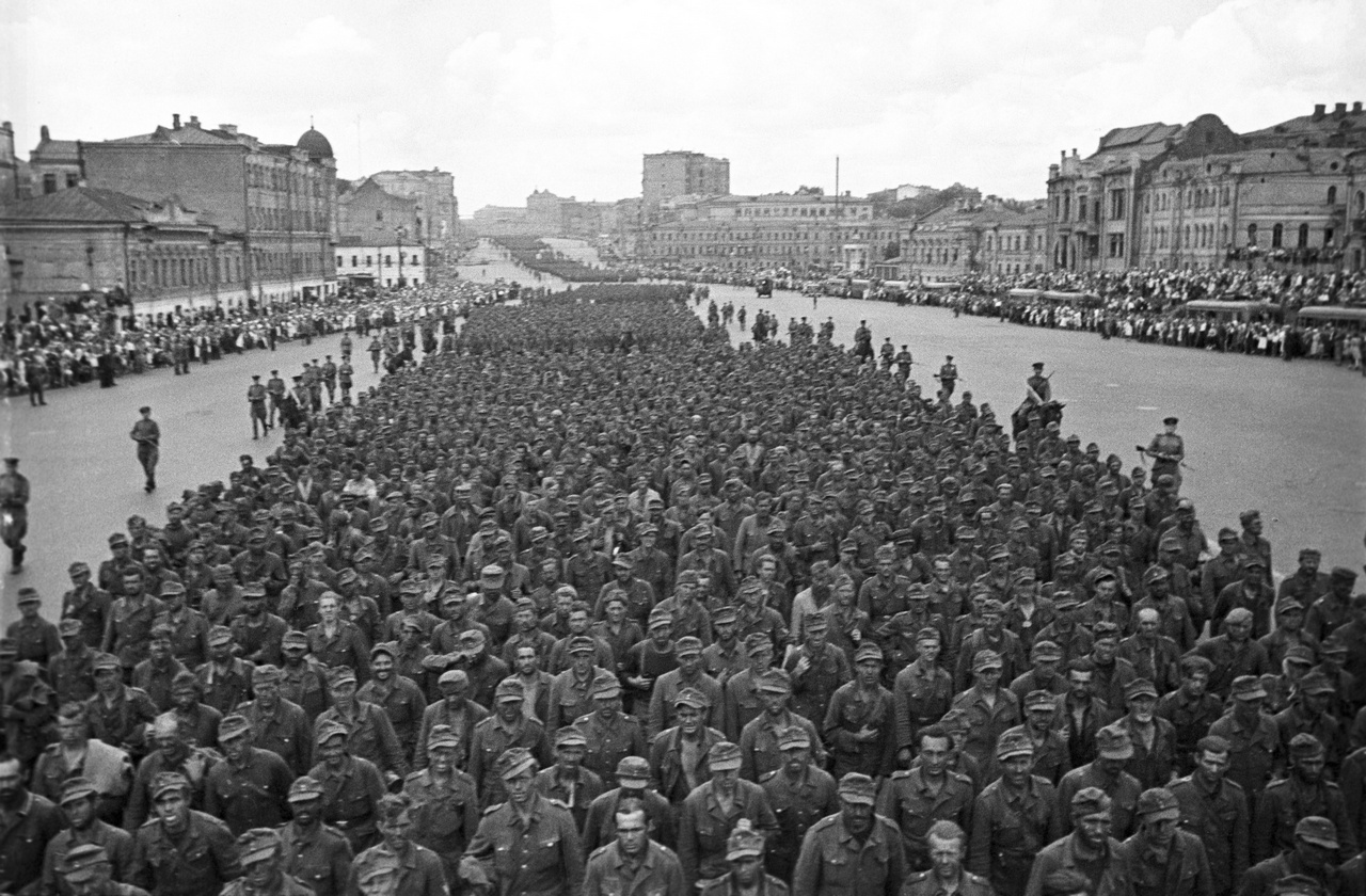Марш немецких пленных по Москве проходит по Садовому кольцу, 17 июля 1944 г.