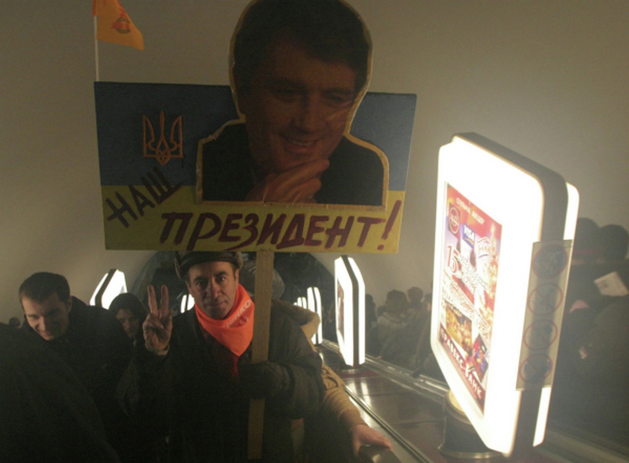 Сторонники Виктора Ющенко в киевском метро, ноябрь 2004 г.