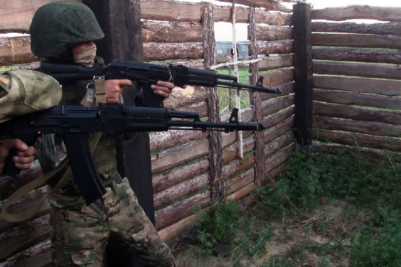 В Приамурье военнослужащие ВВО отрабатывают штурм зданий.