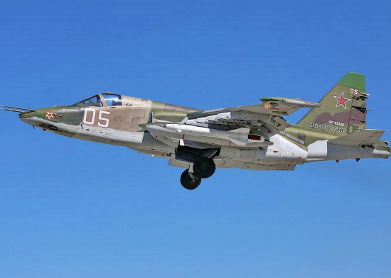 Штурмовики Су-25СМ отработали пилотирование на малых и средних высотах в Киргизии.