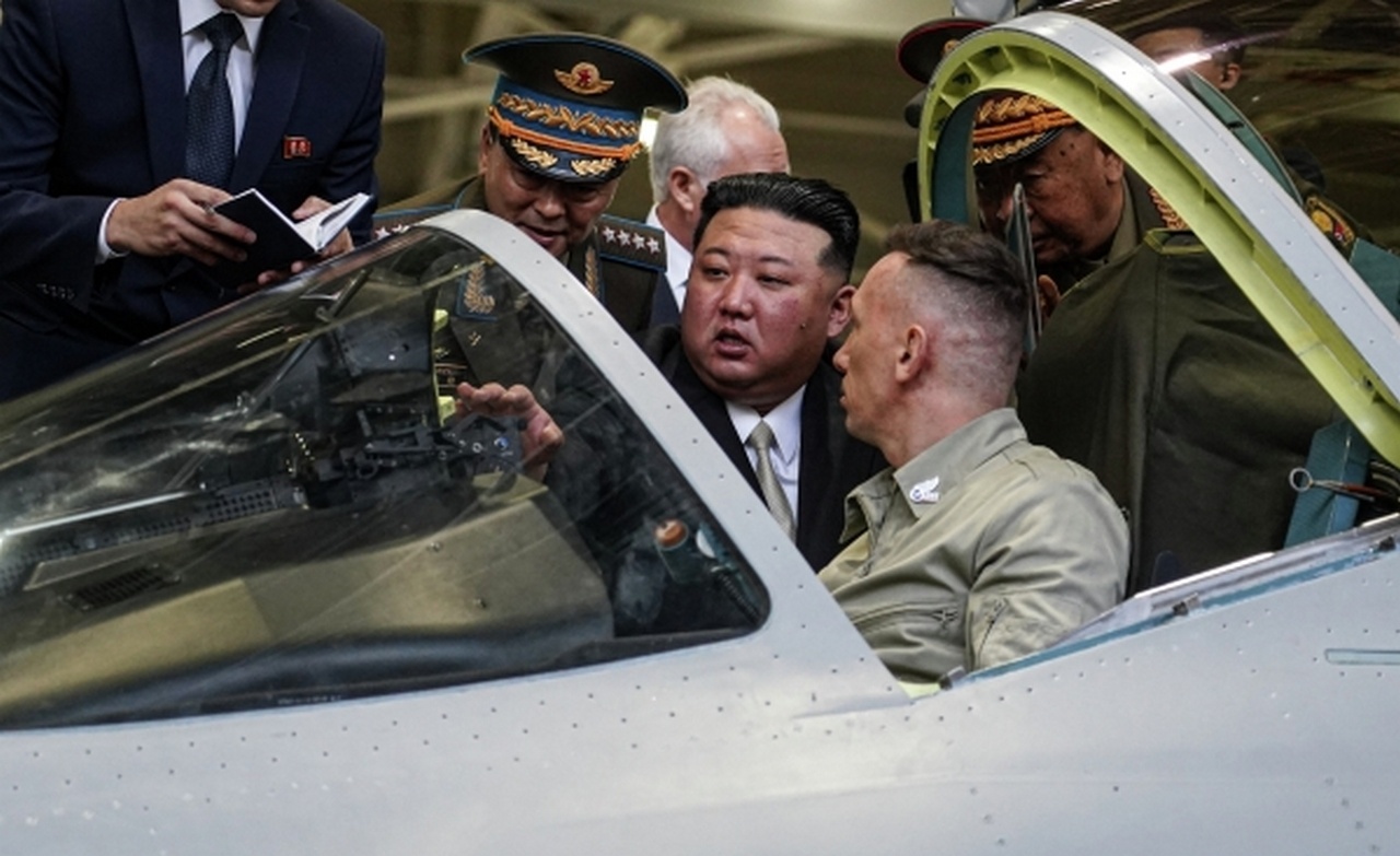 Председатель государственных дел КНДР Ким Чен Ын осматривает многоцелевой истребитель Су-57 на авиационном заводе в Комсомольске-на-Амуре.