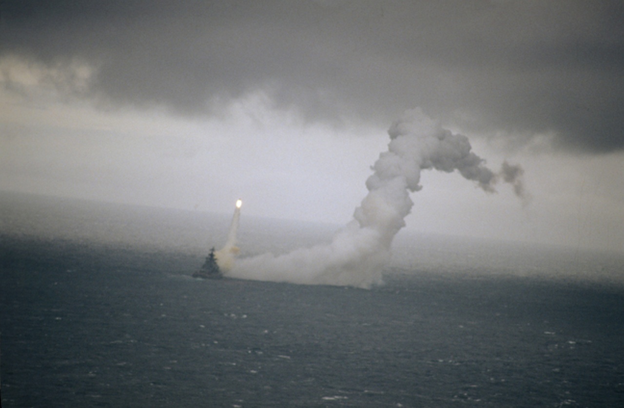 Учебные стрельбы выполняет экипаж тяжёлого атомного ракетного крейсера «Адмирал Нахимов», 1996 г.