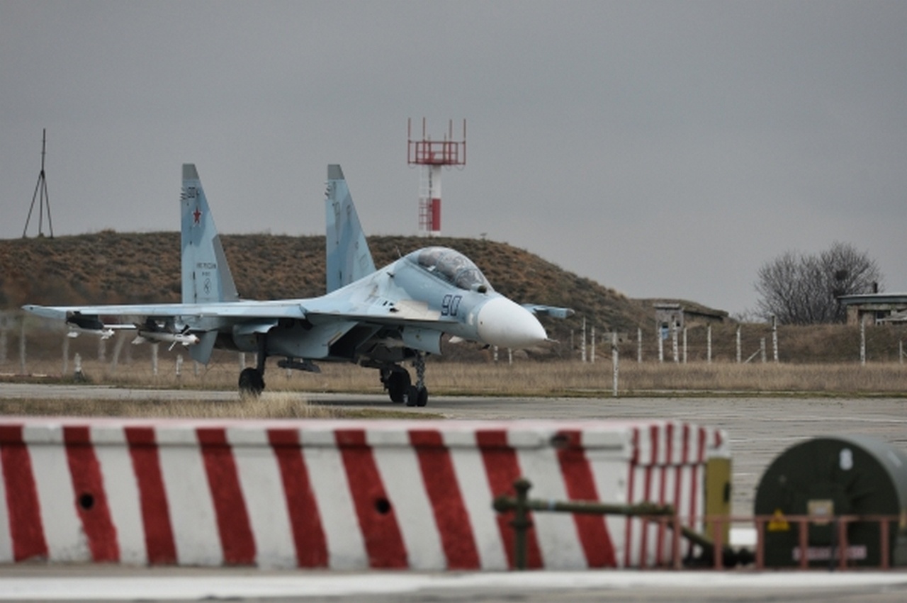 Истребитель Су-30М2 на аэродроме Бельбек под Севастополем.