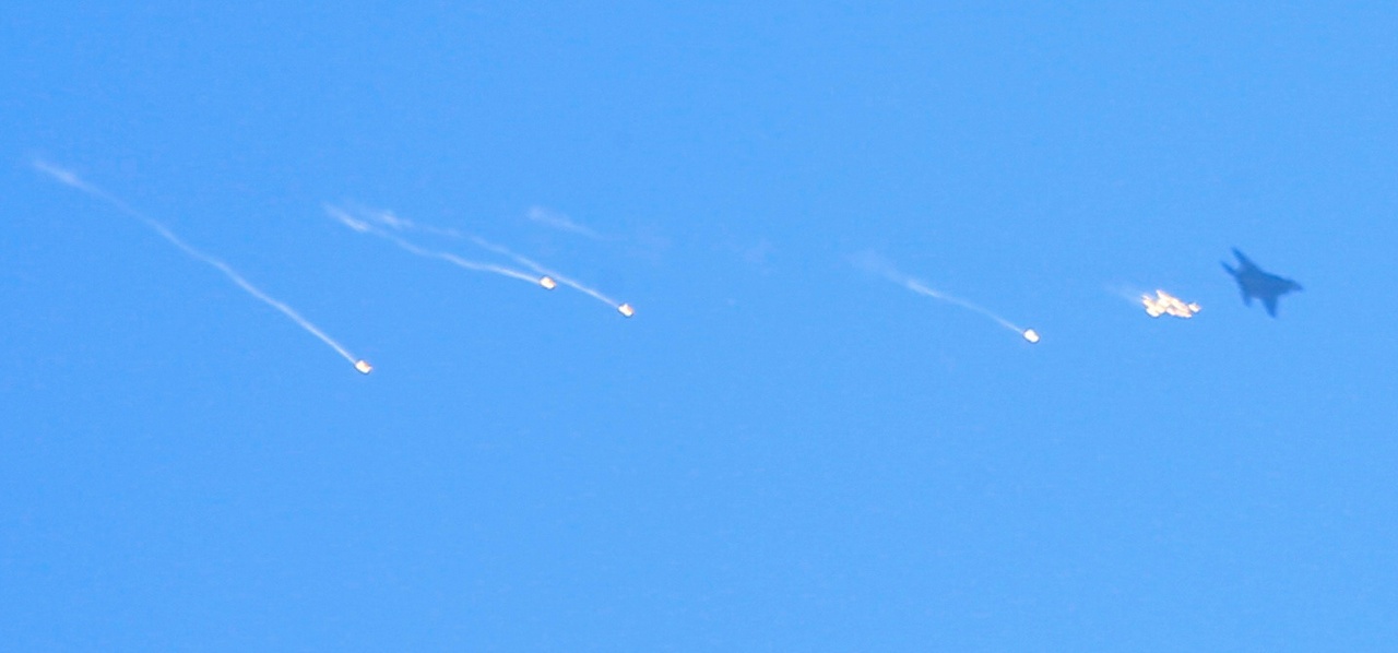 Израильский самолёт защищается тепловыми ловушками от ракет «Хезболлы».